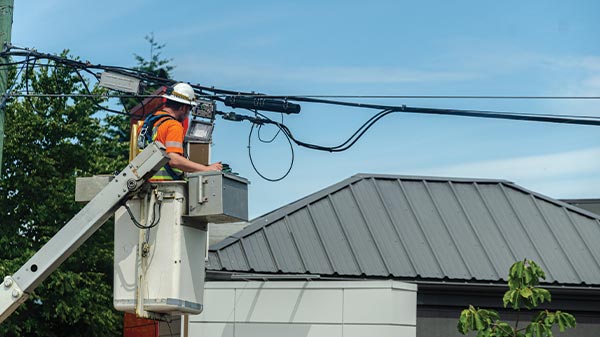 4 construction managers assessing a job